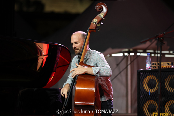 Jacky Terrasson Trio (37 Eivissa Jazz 2025. Baluard de Santa Llúcia. Eivissa. 2025-09-05) Por José Luis Luna Rocafort [INSTANTZZ AKA Galería fotográfica AKA Fotoblog de jazz, impro… y algo más] - Tomajazz - Jacky Terrasson Trio actuó en el 37 Eivissa Jazz 2025. José Luis Luna Rocafort retrata el concierto en INSTANTZZ. Actuaron Jacky Terrasson, Sylvain Romano, Marc Miralta