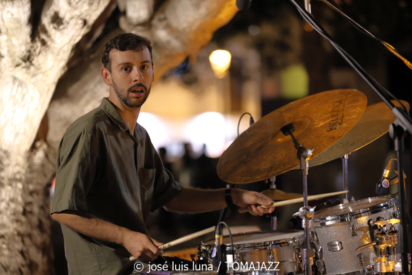 Goran Levi (37 Eivissa Jazz 2025. Passeig Vara de Rey. Eivissa. 2025-09-02) Por José Luis Luna Rocafort [INSTANTZZ AKA Galería fotográfica AKA Fotoblog de jazz, impro… y algo más] - Tomajazz - Goran Levi actuó en el 37 Eivissa Jazz 2025. José Luis Luna Rocafort lo retrata en INSTANTZZ. Intervinieron Goran Levi, Joan Garcías Tur, Josep Servera, Pere Miquel Molina