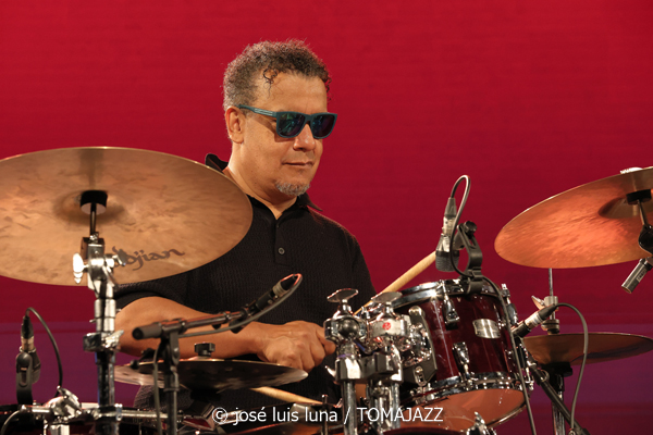 Toquinho (48 Festival de Jazz de Vitoria. 2025-07-19) Por José Luis Luna Rocafort [INSTANTZZ AKA Galería fotográfica AKA Fotoblog de jazz, impro… y algo más] - Tomajazz - Toquinho actuó en el 48 Festival de Jazz de Vitoria 2025. José Luis Luna Rocafort INSTANTZZ