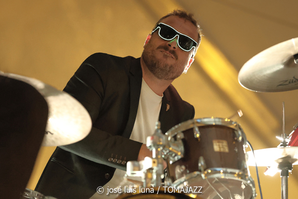 Geometrical Sardine (48 Festival de Jazz de Vitoria. 2025-07-13) Por José Luis Luna Rocafort [INSTANTZZ AKA Galería fotográfica AKA Fotoblog de jazz, impro… y algo más] - Tomajazz - Geometrical Sardine actuó en el 48 Festival de Jazz de Vitoria 2025. José Luis Luna Rocafort los retrata en INSTANTZZ. Actuaron Jaume Rosselló, Joan Roca, Pep Aspas