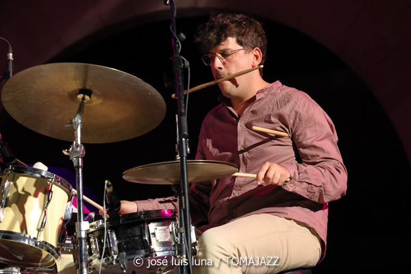 Giulia Valle Trío (Jazz Palma Festival 2025. Castell de Bellver. Palma. 2025-08-21) Por José Luis Luna Rocafort [INSTANTZZ AKA Galería fotográfica AKA Fotoblog de jazz, impro… y algo más] - Tomajazz - Giulia Valle Trío (actuó en el Jazz Palma Festival 2025 en el Castell de Bellver el 21 de agosto de 2025. José Luis Luna Rocafort la retrata en INSTANTZZ. Actuaron