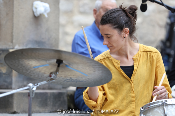 Nerea Arrieta Trío (48 Festival de Jazz de Vitoria. 2025-07-14) Por José Luis Luna Rocafort [INSTANTZZ AKA Galería fotográfica AKA Fotoblog de jazz, impro… y algo más] - Tomajazz - Nerea Arrieta Trío actuó en el 48 Festival de Jazz de Vitoria 2025. José Luis Luna Rocafort retrata el concierto en INSTANTZZ. Actuaron Nerea Arrieta, Fran Serrano, Raquel Arbeloa