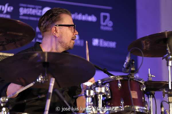 Rambalaya (48 Festival de Jazz de Vitoria. 2025-07-12) Por José Luis Luna Rocafort [INSTANTZZ AKA Galería fotográfica AKA Fotoblog de jazz, impro… y algo más] - Tomajazz - Rambalaya actuó en el 48 Festival de Jazz de Vitoria. José Luis Luna Rocafort retrata su concierto en INSTANTZZ. Rambalaya son Jonathan Herrero, Anton Jarl, Matías Míguez, Hector Martín, Nil Mujal, Àlex López, Raül Marc Portell