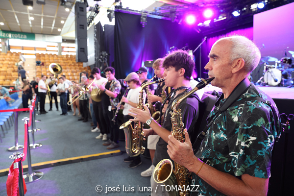 South Side Stompers (48 Festival de Jazz de Vitoria. 2025-07-19) Por José Luis Luna Rocafort [INSTANTZZ AKA Galería fotográfica AKA Fotoblog de jazz, impro… y algo más] - Tomajazz - South Side Stompers actuó en el 48 Festival de Jazz de Vitoria 2025. José Luis Luna Rocafort lo retrata en INSTANTZZ. Con esta entrega finaliza el amplio repaso por el 48 Festival de Jazz de Vitoria 2025