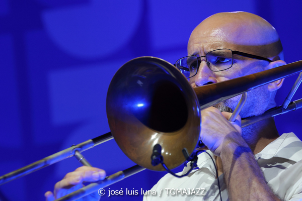 Carlos Sarduy & Groove Messengers (37 Eivissa Jazz 2025. Baluard de Santa Llúcia. Eivissa. 2025-09-06) Por José Luis Luna Rocafort [INSTANTZZ AKA Galería fotográfica AKA Fotoblog de jazz, impro… y algo más] - Tomajazz - Carlos Sarduy & Groove Messengers actuaron en el 37 Eivissa Jazz 2025. José Luis Luna Rocafort lo retrata en INSTANTZZ. Actuaron Carlos Sarduy, Alexey León; saxo alto Vicent Tur: trombón Abel Marcel: piano Aaron Puente: bajo eléctrico Jay Kalo Sánchez: batería invitados: Marina Abad: voz Noslen Ortega