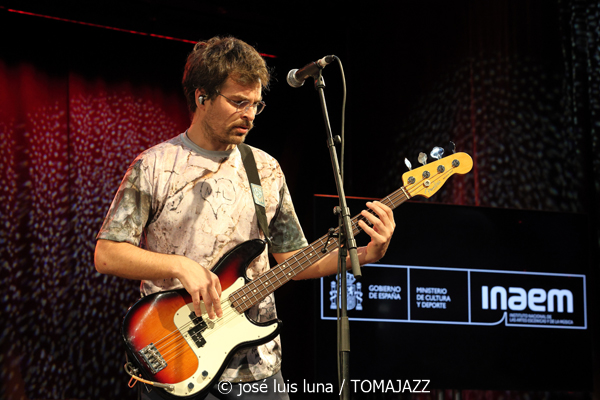 Dora Morelenbaum (48 Festival de Jazz de Vitoria. 2025-07-19) Por José Luis Luna Rocafort [INSTANTZZ AKA Galería fotográfica AKA Fotoblog de jazz, impro… y algo más] - Tomajazz - Dora Morelenbaum actuó en el 48 Festival de Jazz de Vitoria 2025. José Luis Luna Rocafort la retrata en INSTANTZZ. Actuaron Dora Morelenbaum: voz, órgano, guitarra eléctrica Guilherme Lirio: guitarra eléctrica, órgano Guto Wirti: bajo eléctrica Daniel Conceiçao