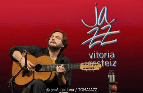 Yamandu Costa (48 Festival de Jazz de Vitoria. 2025-07-19) Por José Luis Luna Rocafort [INSTANTZZ AKA Galería fotográfica AKA Fotoblog de jazz, impro… y algo más] - Tomajazz - Yamandu Costa actuó en el 48 Festival de Jazz de Vitoria. 2025-07-19) Por José Luis Luna Rocafort [INSTANTZZ