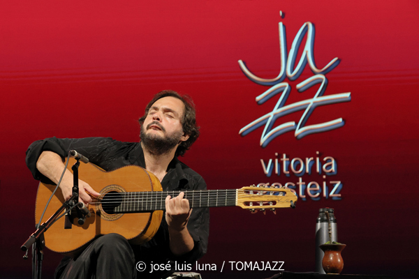 Yamandu Costa (48 Festival de Jazz de Vitoria. 2025-07-19) Por José Luis Luna Rocafort [INSTANTZZ AKA Galería fotográfica AKA Fotoblog de jazz, impro… y algo más] - Tomajazz - Yamandu Costa actuó en el 48 Festival de Jazz de Vitoria. 2025-07-19) Por José Luis Luna Rocafort [INSTANTZZ