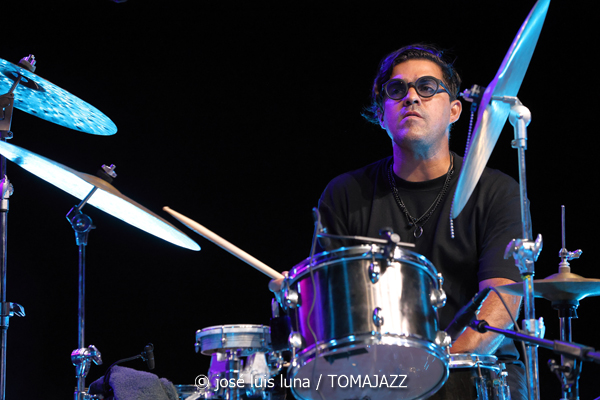 Álex Conde Trío (37 Eivissa Jazz 2025. 2025-09-04) Por José Luis Luna Rocafort [INSTANTZZ AKA Galería fotográfica AKA Fotoblog de jazz, impro… y algo más] - Tomajazz - Álex Conde Trío actuó en el 37 Eivissa Jazz 2025. José Luis Luna Rocafort lo retrata en INSTANTZZ. Actuaron Álex Conde, Pablo Martín Caminero, Michael Olivera
