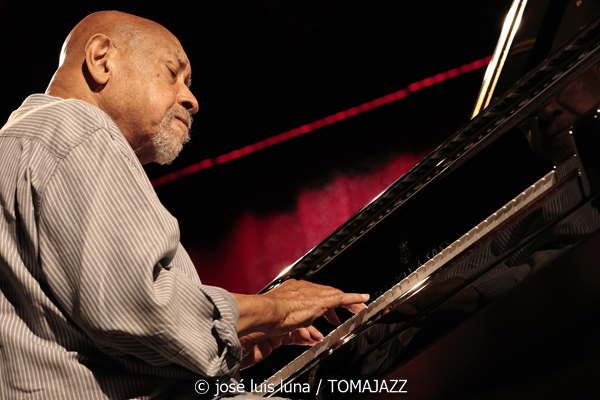 Kenny Barron Trio (48 Festival de Jazz de Vitoria. 2025-07-18) Por José Luis Luna Rocafort [INSTANTZZ AKA Galería fotográfica AKA Fotoblog de jazz, impro… y algo más] - Tomajazz - Kenny Barron Trio actuó en el 48 Festival de Jazz de Vitoria. José Luis Luna Rocafort lo retrata en INSTANTZZ. Actuaron Kenny Barron, Kiyoshi Kitagawa, Jonathan Blake