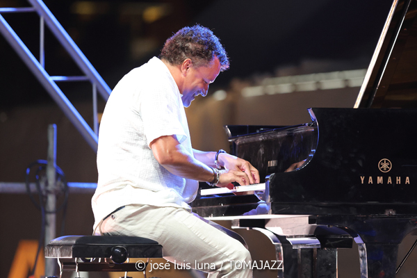 Jacky Terrasson Trio (37 Eivissa Jazz 2025. Baluard de Santa Llúcia. Eivissa. 2025-09-05) Por José Luis Luna Rocafort [INSTANTZZ AKA Galería fotográfica AKA Fotoblog de jazz, impro… y algo más] - Tomajazz - Jacky Terrasson Trio actuó en el 37 Eivissa Jazz 2025. José Luis Luna Rocafort retrata el concierto en INSTANTZZ. Actuaron Jacky Terrasson, Sylvain Romano, Marc Miralta