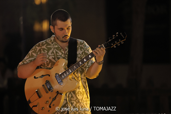 Goran Levi (37 Eivissa Jazz 2025. Passeig Vara de Rey. Eivissa. 2025-09-02) Por José Luis Luna Rocafort [INSTANTZZ AKA Galería fotográfica AKA Fotoblog de jazz, impro… y algo más] - Tomajazz - Goran Levi actuó en el 37 Eivissa Jazz 2025. José Luis Luna Rocafort lo retrata en INSTANTZZ. Intervinieron Goran Levi, Joan Garcías Tur, Josep Servera, Pere Miquel Molina