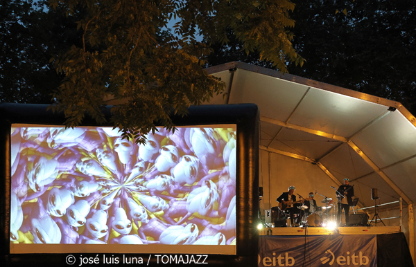 Geometrical Sardine (48 Festival de Jazz de Vitoria. 2025-07-13) Por José Luis Luna Rocafort [INSTANTZZ AKA Galería fotográfica AKA Fotoblog de jazz, impro… y algo más] - Tomajazz - Geometrical Sardine actuó en el 48 Festival de Jazz de Vitoria 2025. José Luis Luna Rocafort los retrata en INSTANTZZ. Actuaron Jaume Rosselló, Joan Roca, Pep Aspas