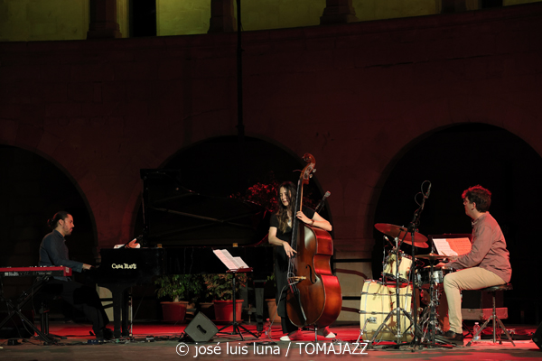 Giulia Valle Trío (Jazz Palma Festival 2025. Castell de Bellver. Palma. 2025-08-21) Por José Luis Luna Rocafort [INSTANTZZ AKA Galería fotográfica AKA Fotoblog de jazz, impro… y algo más] - Tomajazz - Giulia Valle Trío (actuó en el Jazz Palma Festival 2025 en el Castell de Bellver el 21 de agosto de 2025. José Luis Luna Rocafort la retrata en INSTANTZZ. Actuaron