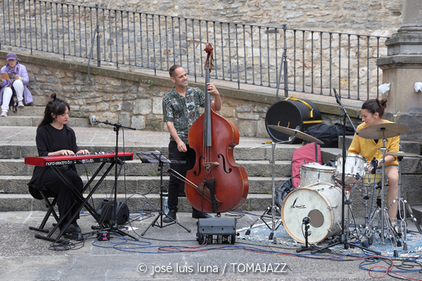 Nerea Arrieta Trío (48 Festival de Jazz de Vitoria. 2025-07-14) Por José Luis Luna Rocafort [INSTANTZZ AKA Galería fotográfica AKA Fotoblog de jazz, impro… y algo más] - Tomajazz - Nerea Arrieta Trío actuó en el 48 Festival de Jazz de Vitoria 2025. José Luis Luna Rocafort retrata el concierto en INSTANTZZ. Actuaron Nerea Arrieta, Fran Serrano, Raquel Arbeloa