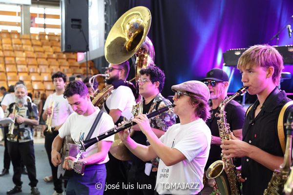 South Side Stompers (48 Festival de Jazz de Vitoria. 2025-07-19) Por José Luis Luna Rocafort [INSTANTZZ AKA Galería fotográfica AKA Fotoblog de jazz, impro… y algo más] - Tomajazz - South Side Stompers actuó en el 48 Festival de Jazz de Vitoria 2025. José Luis Luna Rocafort lo retrata en INSTANTZZ. Con esta entrega finaliza el amplio repaso por el 48 Festival de Jazz de Vitoria 2025
