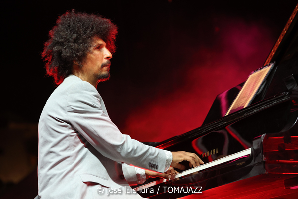 Carlos Sarduy & Groove Messengers (37 Eivissa Jazz 2025. Baluard de Santa Llúcia. Eivissa. 2025-09-06) Por José Luis Luna Rocafort [INSTANTZZ AKA Galería fotográfica AKA Fotoblog de jazz, impro… y algo más] - Tomajazz - Carlos Sarduy & Groove Messengers actuaron en el 37 Eivissa Jazz 2025. José Luis Luna Rocafort lo retrata en INSTANTZZ. Actuaron Carlos Sarduy, Alexey León; saxo alto Vicent Tur: trombón Abel Marcel: piano Aaron Puente: bajo eléctrico Jay Kalo Sánchez: batería invitados: Marina Abad: voz Noslen Ortega