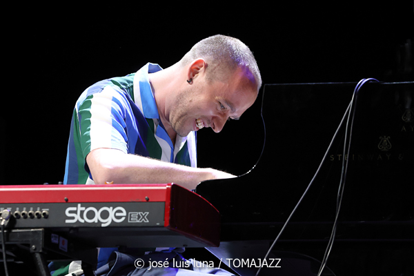 Milena Casado (48 Festival de Jazz de Vitoria. 2025-07-19) Por José Luis Luna Rocafort [INSTANTZZ AKA Galería fotográfica AKA Fotoblog de jazz, impro… y algo más] - Tomajazz - Milena Casado actuó en el 48 Festival de Jazz de Vitoria 2025. José Luis Luna Rocafort la retrata en INSTANTZZ. Actuaron Milena Casado, Morgan Guerin, Lex Korten, Kanoa Mendenhall, Jongkuk Kim