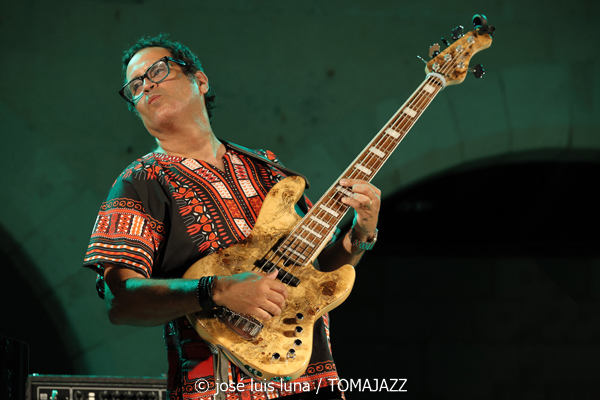 Glenda E (Jazz Palma Festival 2025. Castell de Bellver. Palma. 2025-08-07) Por José Luis Luna Rocafort [INSTANTZZ AKA Galería fotográfica AKA Fotoblog de jazz, impro… y algo más] - Tomajazz - Glenda E actuó en el Jazz Palma Festival 2025 en Castell de Bellver. José Luis Luna Rocafort lo retrata en INSTANTZZ. Actuaron Glenda E, Carlos Martín, Shayan Fathi, Abel Sanabria