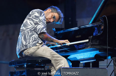 Álex Conde Trío (37 Eivissa Jazz 2025. 2025-09-04) Por José Luis Luna Rocafort [INSTANTZZ AKA Galería fotográfica AKA Fotoblog de jazz, impro… y algo más] - Tomajazz - Álex Conde Trío actuó en el 37 Eivissa Jazz 2025. José Luis Luna Rocafort lo retrata en INSTANTZZ. Actuaron Álex Conde, Pablo Martín Caminero, Michael Olivera