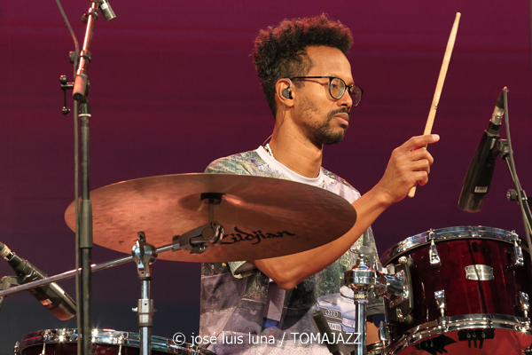 Dora Morelenbaum (48 Festival de Jazz de Vitoria. 2025-07-19) Por José Luis Luna Rocafort [INSTANTZZ AKA Galería fotográfica AKA Fotoblog de jazz, impro… y algo más] - Tomajazz - Dora Morelenbaum actuó en el 48 Festival de Jazz de Vitoria 2025. José Luis Luna Rocafort la retrata en INSTANTZZ. Actuaron Dora Morelenbaum: voz, órgano, guitarra eléctrica Guilherme Lirio: guitarra eléctrica, órgano Guto Wirti: bajo eléctrica Daniel Conceiçao