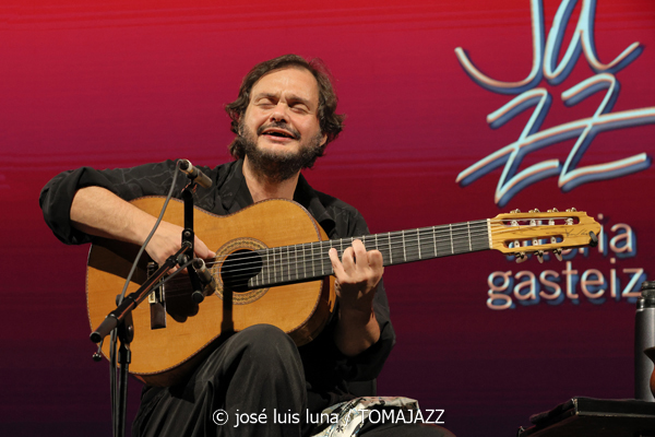 Yamandu Costa (48 Festival de Jazz de Vitoria. 2025-07-19) Por José Luis Luna Rocafort [INSTANTZZ AKA Galería fotográfica AKA Fotoblog de jazz, impro… y algo más] - Tomajazz - Yamandu Costa actuó en el 48 Festival de Jazz de Vitoria. 2025-07-19) Por José Luis Luna Rocafort [INSTANTZZ
