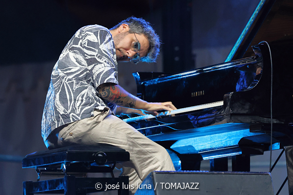 Álex Conde Trío (37 Eivissa Jazz 2025. 2025-09-04) Por José Luis Luna Rocafort [INSTANTZZ AKA Galería fotográfica AKA Fotoblog de jazz, impro… y algo más] - Tomajazz - Álex Conde Trío actuó en el 37 Eivissa Jazz 2025. José Luis Luna Rocafort lo retrata en INSTANTZZ. Actuaron Álex Conde, Pablo Martín Caminero, Michael Olivera