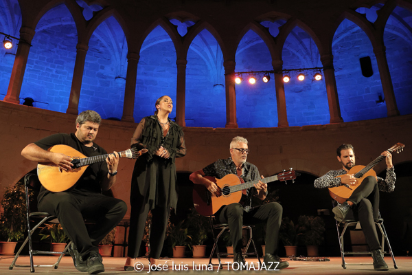 Sara Correira (Nits a Bellver. Palma. 2025-08-19) Por José Luis Luna Rocafort [INSTANTZZ AKA Galería fotográfica AKA Fotoblog de jazz, impro… y algo más] - Tomajazz - Sara Correira actuó en Nits a Bellver en el castillo situado en Palma el 19 de agosto de 2025. José Luis Luna Rocafort lo retrata en INSTANTZZ. Actuaron Sara Correira, Diogo Clemente, Ângelo Freire, Frederico Gato