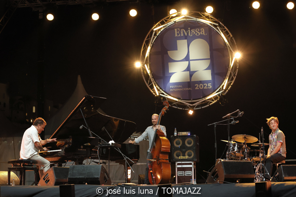 Jacky Terrasson Trio (37 Eivissa Jazz 2025. Baluard de Santa Llúcia. Eivissa. 2025-09-05) Por José Luis Luna Rocafort [INSTANTZZ AKA Galería fotográfica AKA Fotoblog de jazz, impro… y algo más] - Tomajazz - Jacky Terrasson Trio actuó en el 37 Eivissa Jazz 2025. José Luis Luna Rocafort retrata el concierto en INSTANTZZ. Actuaron Jacky Terrasson, Sylvain Romano, Marc Miralta