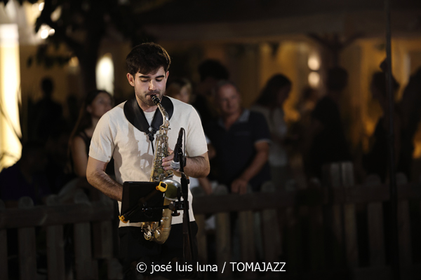 Goran Levi (37 Eivissa Jazz 2025. Passeig Vara de Rey. Eivissa. 2025-09-02) Por José Luis Luna Rocafort [INSTANTZZ AKA Galería fotográfica AKA Fotoblog de jazz, impro… y algo más] - Tomajazz - Goran Levi actuó en el 37 Eivissa Jazz 2025. José Luis Luna Rocafort lo retrata en INSTANTZZ. Intervinieron Goran Levi, Joan Garcías Tur, Josep Servera, Pere Miquel Molina