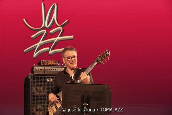Toquinho (48 Festival de Jazz de Vitoria. 2025-07-19) Por José Luis Luna Rocafort [INSTANTZZ AKA Galería fotográfica AKA Fotoblog de jazz, impro… y algo más] - Tomajazz - Toquinho actuó en el 48 Festival de Jazz de Vitoria 2025. José Luis Luna Rocafort INSTANTZZ