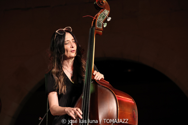 Giulia Valle Trío (Jazz Palma Festival 2025. Castell de Bellver. Palma. 2025-08-21) Por José Luis Luna Rocafort [INSTANTZZ AKA Galería fotográfica AKA Fotoblog de jazz, impro… y algo más] - Tomajazz - Giulia Valle Trío (actuó en el Jazz Palma Festival 2025 en el Castell de Bellver el 21 de agosto de 2025. José Luis Luna Rocafort la retrata en INSTANTZZ. Actuaron