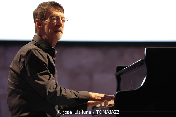 Damià Timoner / Fred Hersch (18 Jazz Voyeur Festival 2025. Es Baluard Museu. Palma. 2025-10-11) Por José Luis Luna Rocafort [INSTANTZZ AKA Galería fotográfica AKA Fotoblog de jazz, impro… y algo más] - Tomajazz - Damià Timoner y Fred Hersch dieron sendos conciertos en la jornada del 18 Jazz Voyeur Festival 2025 en Es Baluard Museu de Palma, el 11 de octubre de 2025. José Luis Luna Rocafort lo retrata en INSTANTZZ