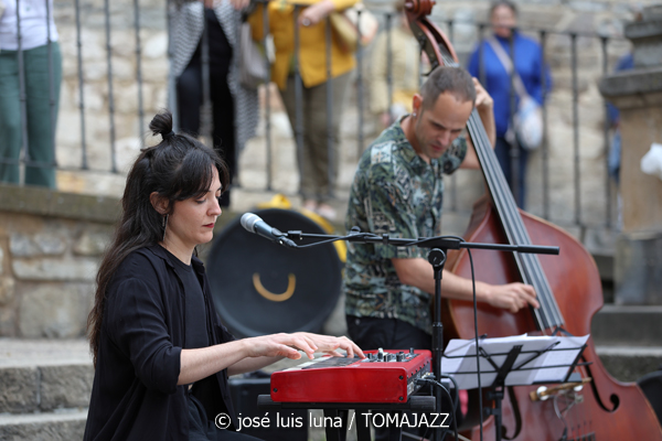 Nerea Arrieta Trío (48 Festival de Jazz de Vitoria. 2025-07-14) Por José Luis Luna Rocafort [INSTANTZZ AKA Galería fotográfica AKA Fotoblog de jazz, impro… y algo más] - Tomajazz - Nerea Arrieta Trío actuó en el 48 Festival de Jazz de Vitoria 2025. José Luis Luna Rocafort retrata el concierto en INSTANTZZ. Actuaron Nerea Arrieta, Fran Serrano, Raquel Arbeloa