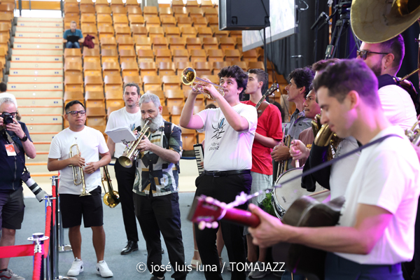 South Side Stompers (48 Festival de Jazz de Vitoria. 2025-07-19) Por José Luis Luna Rocafort [INSTANTZZ AKA Galería fotográfica AKA Fotoblog de jazz, impro… y algo más] - Tomajazz - South Side Stompers actuó en el 48 Festival de Jazz de Vitoria 2025. José Luis Luna Rocafort lo retrata en INSTANTZZ. Con esta entrega finaliza el amplio repaso por el 48 Festival de Jazz de Vitoria 2025