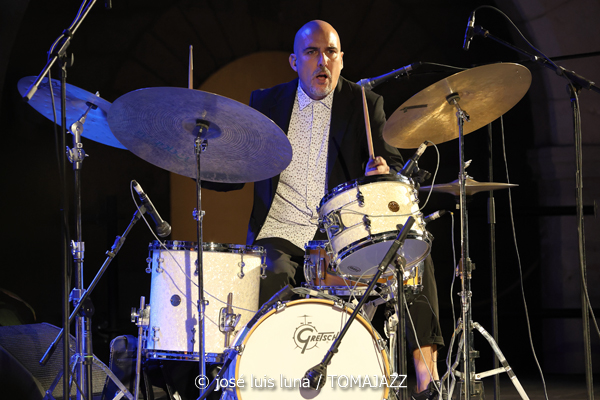 Hard Bop Drivers (Jazz Palma Festival 2025. Castell de Bellver. Palma. 2025-08-28) Por José Luis Luna Rocafort [INSTANTZZ AKA Galería fotográfica AKA Fotoblog de jazz, impro… y algo más] - Tomajazz - Hard Bop Drivers actuó en el Jazz Palma Festival 2025. José Luis Luna Rocafort los retrata en INSTANTZZ. Con Miquel Àngel Rigo, Pep Garau, Gori Matas, Marko Lohikari, Pep Lluís García, Sinéad Cormican
