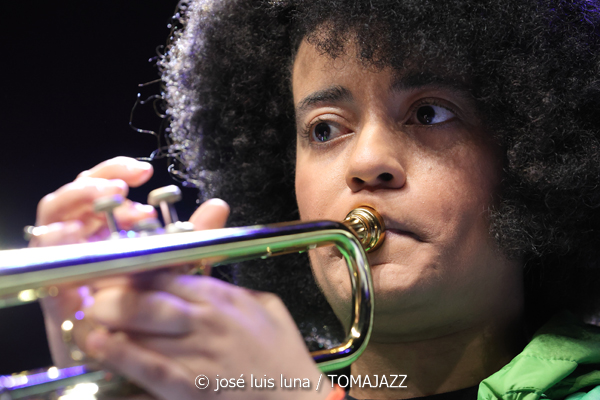 Milena Casado (48 Festival de Jazz de Vitoria. 2025-07-19) Por José Luis Luna Rocafort [INSTANTZZ AKA Galería fotográfica AKA Fotoblog de jazz, impro… y algo más] - Tomajazz - Milena Casado actuó en el 48 Festival de Jazz de Vitoria 2025. José Luis Luna Rocafort la retrata en INSTANTZZ. Actuaron Milena Casado, Morgan Guerin, Lex Korten, Kanoa Mendenhall, Jongkuk Kim