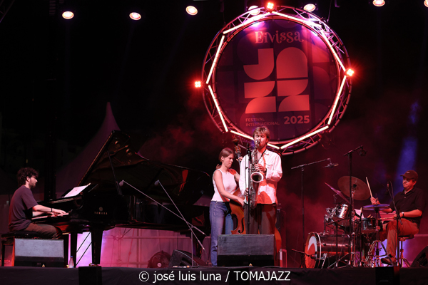 Anja Gottberg Quartet (37 Eivissa Jazz 2025. Baluard de Santa Llúcia. Eivissa. 2025-09-04) Por José Luis Luna Rocafort [INSTANTZZ AKA Galería fotográfica AKA Fotoblog de jazz, impro… y algo más] - Tomajazz - Anja Gottberg Quartet actuó en el 37 Eivissa Jazz 2025, el 4 de septiembre. José Luis Luna Rocafort lo retrata en INSTANTZZ. Actuaron Anja Gottberg, Coleman Rose, Abe Gold, Magnus Austad