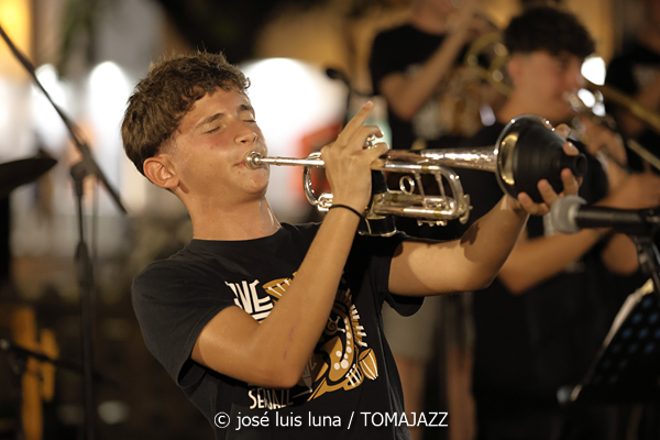 Jove Big Band Sedajazz (37 Eivissa Jazz 2025. Baluard de Santa Llúcia. Eivissa. 2025-09-01) Por José Luis Luna Rocafort [INSTANTZZ AKA Galería fotográfica AKA Fotoblog de jazz, impro… y algo más] - Tomajazz - Jove Big Band Sedajazz actuó en el 37 Eivissa Jazz 2025, el día 1 de septiembre. José Luis Luna Rocafort [INSTANTZZ