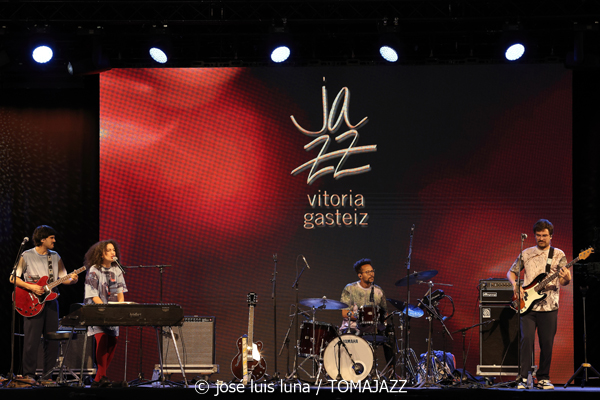 Dora Morelenbaum (48 Festival de Jazz de Vitoria. 2025-07-19) Por José Luis Luna Rocafort [INSTANTZZ AKA Galería fotográfica AKA Fotoblog de jazz, impro… y algo más] - Tomajazz - Dora Morelenbaum actuó en el 48 Festival de Jazz de Vitoria 2025. José Luis Luna Rocafort la retrata en INSTANTZZ. Actuaron Dora Morelenbaum: voz, órgano, guitarra eléctrica Guilherme Lirio: guitarra eléctrica, órgano Guto Wirti: bajo eléctrica Daniel Conceiçao