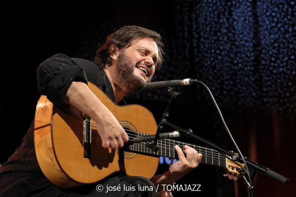 Yamandu Costa (48 Festival de Jazz de Vitoria. 2025-07-19) Por José Luis Luna Rocafort [INSTANTZZ AKA Galería fotográfica AKA Fotoblog de jazz, impro… y algo más] - Tomajazz - Yamandu Costa actuó en el 48 Festival de Jazz de Vitoria. 2025-07-19) Por José Luis Luna Rocafort [INSTANTZZ