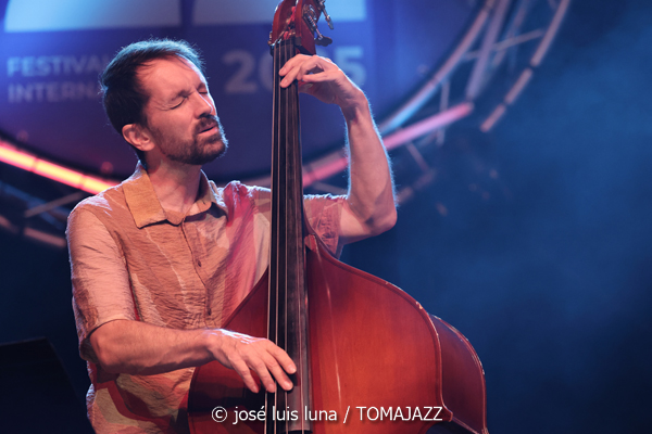 Álex Conde Trío (37 Eivissa Jazz 2025. 2025-09-04) Por José Luis Luna Rocafort [INSTANTZZ AKA Galería fotográfica AKA Fotoblog de jazz, impro… y algo más] - Tomajazz - Álex Conde Trío actuó en el 37 Eivissa Jazz 2025. José Luis Luna Rocafort lo retrata en INSTANTZZ. Actuaron Álex Conde, Pablo Martín Caminero, Michael Olivera