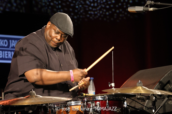 Kenny Barron Trio (48 Festival de Jazz de Vitoria. 2025-07-18) Por José Luis Luna Rocafort [INSTANTZZ AKA Galería fotográfica AKA Fotoblog de jazz, impro… y algo más] - Tomajazz - Kenny Barron Trio actuó en el 48 Festival de Jazz de Vitoria. José Luis Luna Rocafort lo retrata en INSTANTZZ. Actuaron Kenny Barron, Kiyoshi Kitagawa, Jonathan Blake