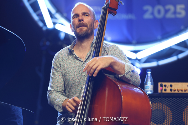 Jacky Terrasson Trio (37 Eivissa Jazz 2025. Baluard de Santa Llúcia. Eivissa. 2025-09-05) Por José Luis Luna Rocafort [INSTANTZZ AKA Galería fotográfica AKA Fotoblog de jazz, impro… y algo más] - Tomajazz - Jacky Terrasson Trio actuó en el 37 Eivissa Jazz 2025. José Luis Luna Rocafort retrata el concierto en INSTANTZZ. Actuaron Jacky Terrasson, Sylvain Romano, Marc Miralta