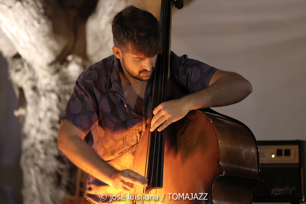 Goran Levi (37 Eivissa Jazz 2025. Passeig Vara de Rey. Eivissa. 2025-09-02) Por José Luis Luna Rocafort [INSTANTZZ AKA Galería fotográfica AKA Fotoblog de jazz, impro… y algo más] - Tomajazz - Goran Levi actuó en el 37 Eivissa Jazz 2025. José Luis Luna Rocafort lo retrata en INSTANTZZ. Intervinieron Goran Levi, Joan Garcías Tur, Josep Servera, Pere Miquel Molina