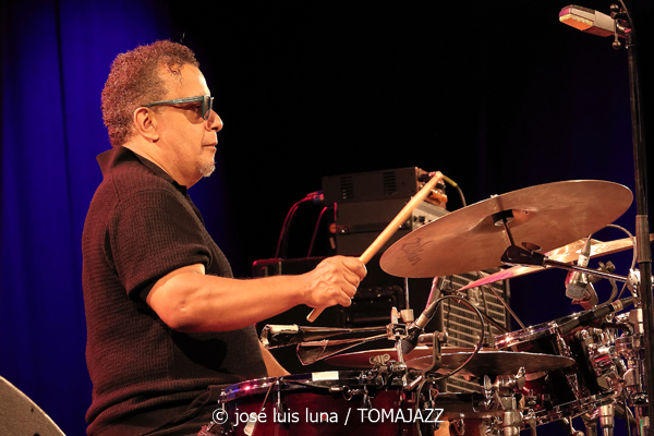 Toquinho (48 Festival de Jazz de Vitoria. 2025-07-19) Por José Luis Luna Rocafort [INSTANTZZ AKA Galería fotográfica AKA Fotoblog de jazz, impro… y algo más] - Tomajazz - Toquinho actuó en el 48 Festival de Jazz de Vitoria 2025. José Luis Luna Rocafort INSTANTZZ