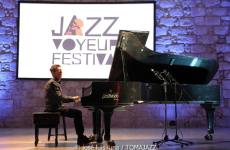 Damià Timoner / Fred Hersch (18 Jazz Voyeur Festival 2025. Es Baluard Museu. Palma. 2025-10-11) Por José Luis Luna Rocafort [INSTANTZZ AKA Galería fotográfica AKA Fotoblog de jazz, impro… y algo más] - Tomajazz - Damià Timoner y Fred Hersch dieron sendos conciertos en la jornada del 18 Jazz Voyeur Festival 2025 en Es Baluard Museu de Palma, el 11 de octubre de 2025. José Luis Luna Rocafort lo retrata en INSTANTZZ