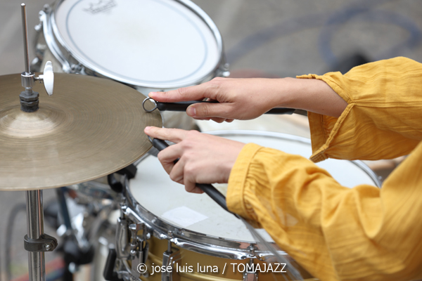 Nerea Arrieta Trío (48 Festival de Jazz de Vitoria. 2025-07-14) Por José Luis Luna Rocafort [INSTANTZZ AKA Galería fotográfica AKA Fotoblog de jazz, impro… y algo más] - Tomajazz - Nerea Arrieta Trío actuó en el 48 Festival de Jazz de Vitoria 2025. José Luis Luna Rocafort retrata el concierto en INSTANTZZ. Actuaron Nerea Arrieta, Fran Serrano, Raquel Arbeloa