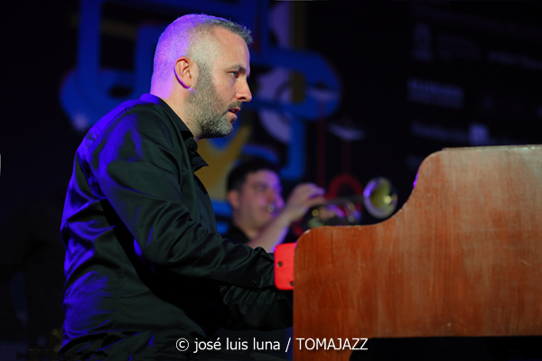 Rambalaya (48 Festival de Jazz de Vitoria. 2025-07-12) Por José Luis Luna Rocafort [INSTANTZZ AKA Galería fotográfica AKA Fotoblog de jazz, impro… y algo más] - Tomajazz - Rambalaya actuó en el 48 Festival de Jazz de Vitoria. José Luis Luna Rocafort retrata su concierto en INSTANTZZ. Rambalaya son Jonathan Herrero, Anton Jarl, Matías Míguez, Hector Martín, Nil Mujal, Àlex López, Raül Marc Portell