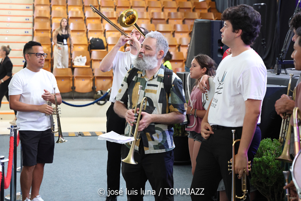South Side Stompers (48 Festival de Jazz de Vitoria. 2025-07-19) Por José Luis Luna Rocafort [INSTANTZZ AKA Galería fotográfica AKA Fotoblog de jazz, impro… y algo más] - Tomajazz - South Side Stompers actuó en el 48 Festival de Jazz de Vitoria 2025. José Luis Luna Rocafort lo retrata en INSTANTZZ. Con esta entrega finaliza el amplio repaso por el 48 Festival de Jazz de Vitoria 2025
